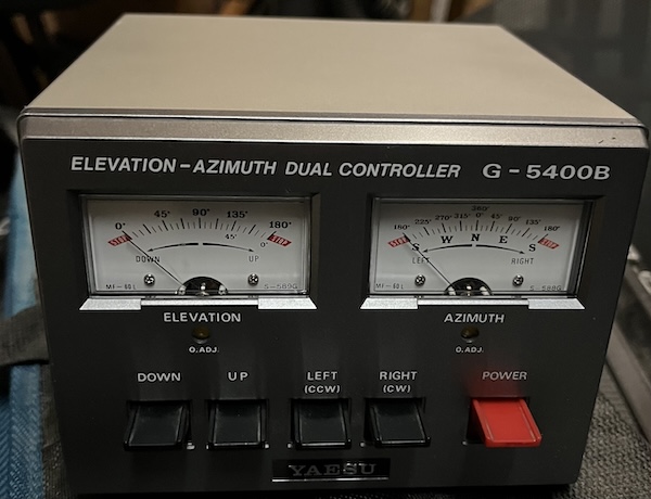A photo of the control unit of the Yaesu G5400B azimuth / elevation rotator. It has two meters, 4 black keys and 1 red key.